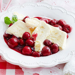 Schnelles Kokos-Eis mit heißen Kirschen