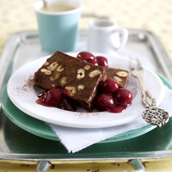 Schoko-Nuss-Pastete mit Vanillekirschen