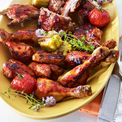Gegrillte Hähnchenteile und Spareribs