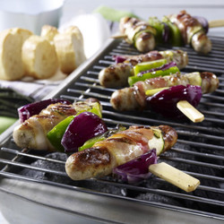 Gegrillte Bratwurstspieße mit Paprika, Zwiebeln und Speck
