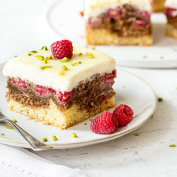 Weiße Donauwelle mit Himbeeren