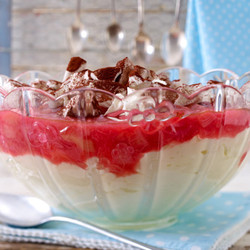 Rhabarberkompott auf Mascarpone-Baiser-Creme