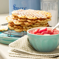 Schmandwaffeln mit Rhabarberkompott