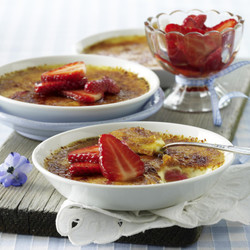 Rhabarber brulée mit marinierten Erdbeeren