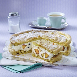 Brandteigtorte mit Mandelsahne und Sommerpflaumen