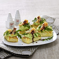 Blätterteigschnitten mit Avocado-Wasabi-Creme und Lachs