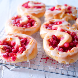 Johannisbeer-Marzipan-Schnecken mit Zuckerguss