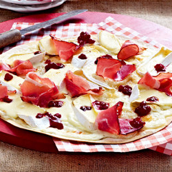 Flammkuchen mit Camembert und Preiselbeeren