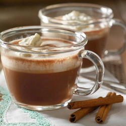 Heiße Schokolade mit Sahnehaube