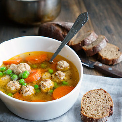 Прозрачный суп с куриными фрикадельками