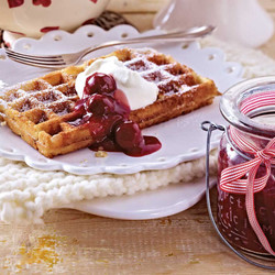 Knusperwaffeln mit heißen Kirschen