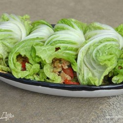 Курица в листьях салата