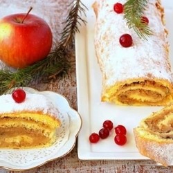 Бисквитный рулет с яблочной начинкой
