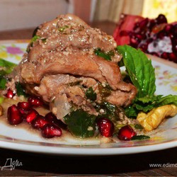 Нежная курочка, томленная в орехово-гранатовом соусе с пряными травами
