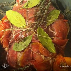 Запеченная фермерская курица с чесноком и пармской ветчиной