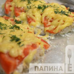 минтай запеченный с помидорами
