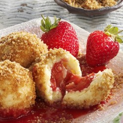 Topfenknödel mit Erdbeerfüllung