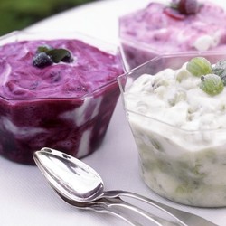 Quarkcreme mit verschiedenen Früchten