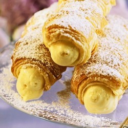 Gefüllte Blätterteigröllchen