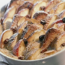 Apfel-Brot-Auflauf mit Rosinen 
