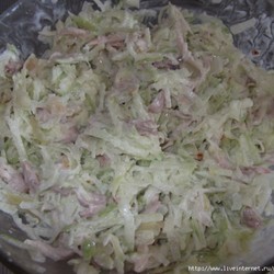 Салат из редьки, курицы и жареного лука