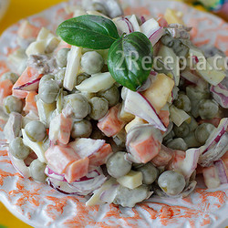 Салат с куриными сердечками и горошком