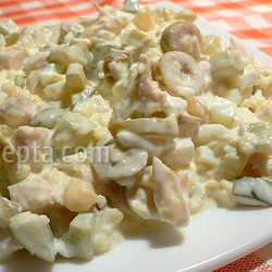 Салат из курицы с оливками