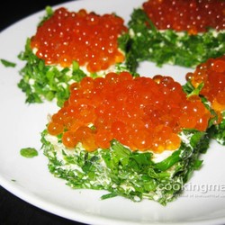 БУТЕРБРОД С КРАСНОЙ ИКРОЙ И СВЕЖЕЙ ЗЕЛЕНЬЮ