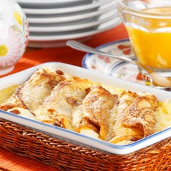 Überbackene Pfannkuchenrollen mit Quarkfüllung und Aprikosensauce