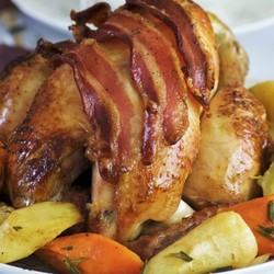 Weihnachtliches Speck-Hähnchen mit Wurzelgemüse