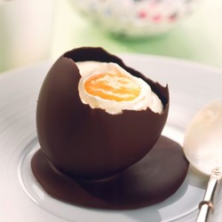 Weiße Mousse in Schoko-Eierschale