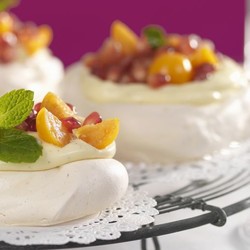 Kleine Pavlovas mit Mascarpone und Obst