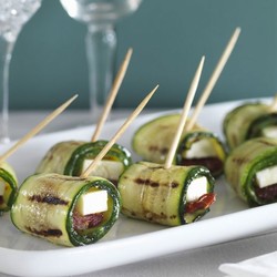 Gegrillte Zucchinirollen mit Schafskäse und getrockneten Tomaten