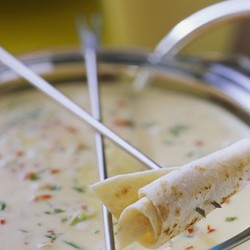 Scharfes Käsefondue mit Cheddar und Tortillas