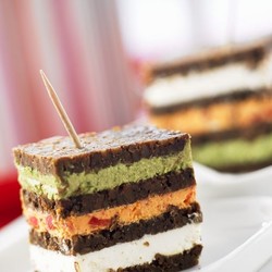 Pumpernickelwürfel mit verschiedenen Aufstrichschichten