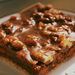 Schoko-Nussschnitte mit Kirschen