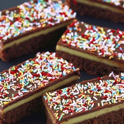 Marzipan-Schnitten mit Zuckerstreuseln