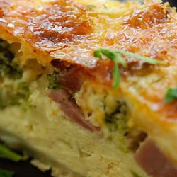 Пирог с брокколи, ветчиной и сыром