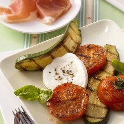 Mozzarella mit gegrillten Tomaten und Zucchini