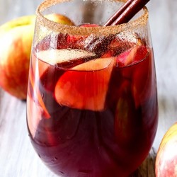Honeycrisp apple sangria