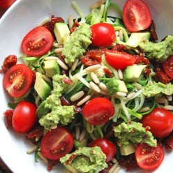 Sommerlicher Zoodle-Salat