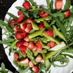 Frühlingssalat mit grünem Spargel und Erdbeeren
