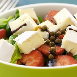 Erdbeersalat mit Balsamico und Brie