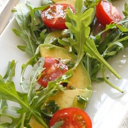 Rucola-Tomatensalat mit Avocado