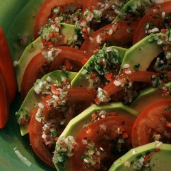 Tomatensalat mit Avocado