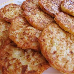 ОЛАДЬИ ИЗ КАБАЧКОВ С СЫРОМ И ЧЕСНОКОМ