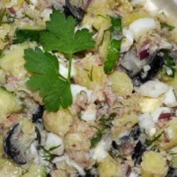 Салат из рыбных консервов с маслинами