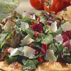 Fladenbrot mit Salat und Parmesanspänen