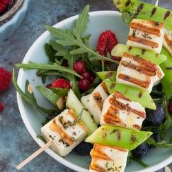 Grillspießchen auf Rucola-Beeren-Salat