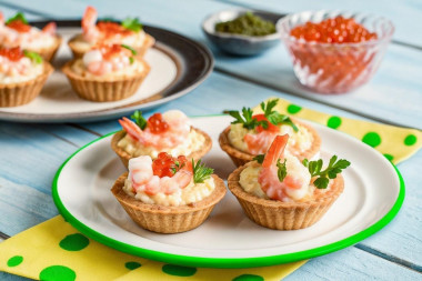 Тарталетки с креветками и сыром